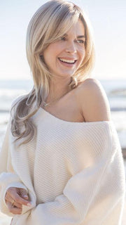 This stunning synthetic wig has side sweeping fringe that compliment the eyes beautifully