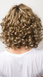 Comb the curls softly to create a fuller look! | Color: Spring Honey R